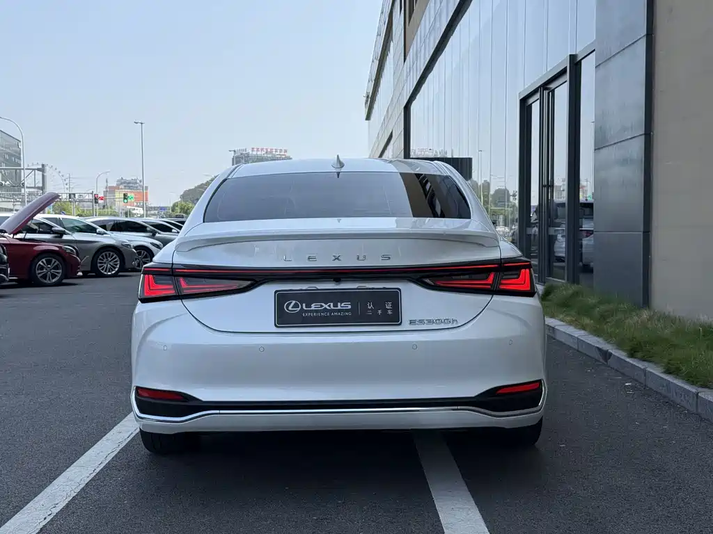 Lexus ES — миниатюра 7