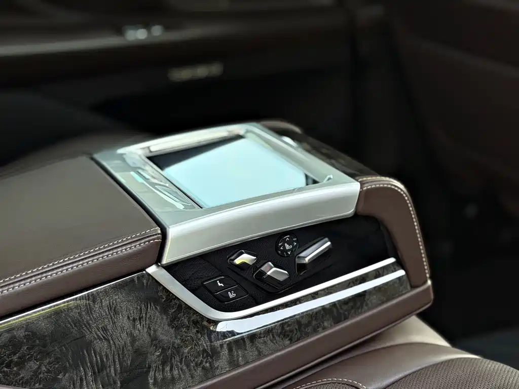 BMW 7 Series — миниатюра 9