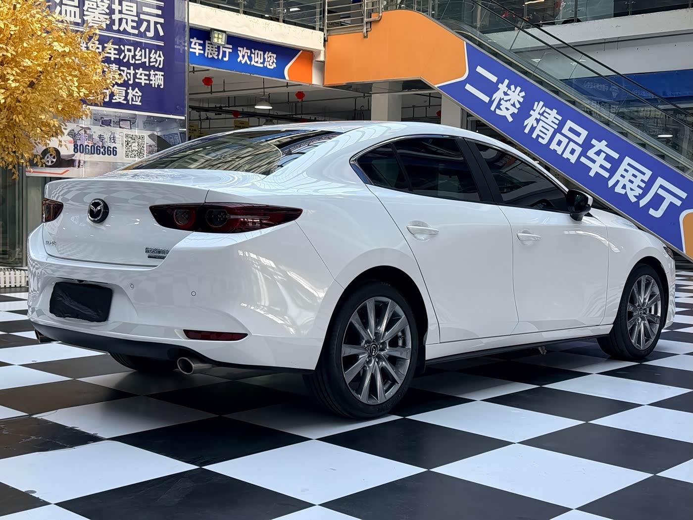 Mazda Mazda3 Axela 2.0 л 2023 г. Белый, пробег 19000 км