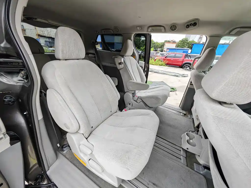 Toyota Sienna — миниатюра 18