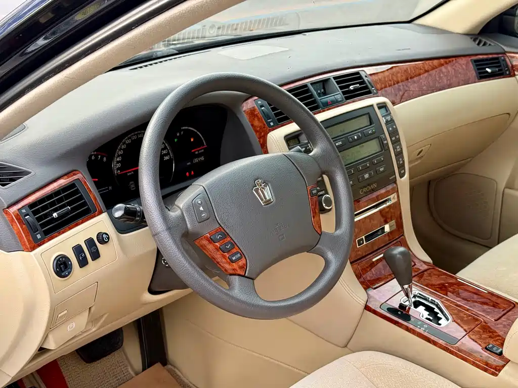 Toyota Crown — миниатюра 6