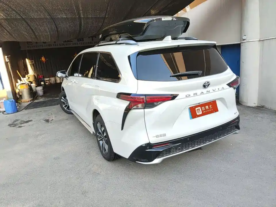 Toyota Granvia — миниатюра 3
