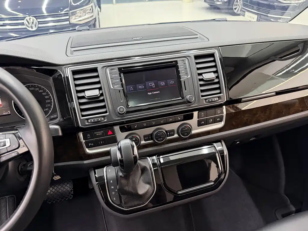 Volkswagen Multivan — миниатюра 9