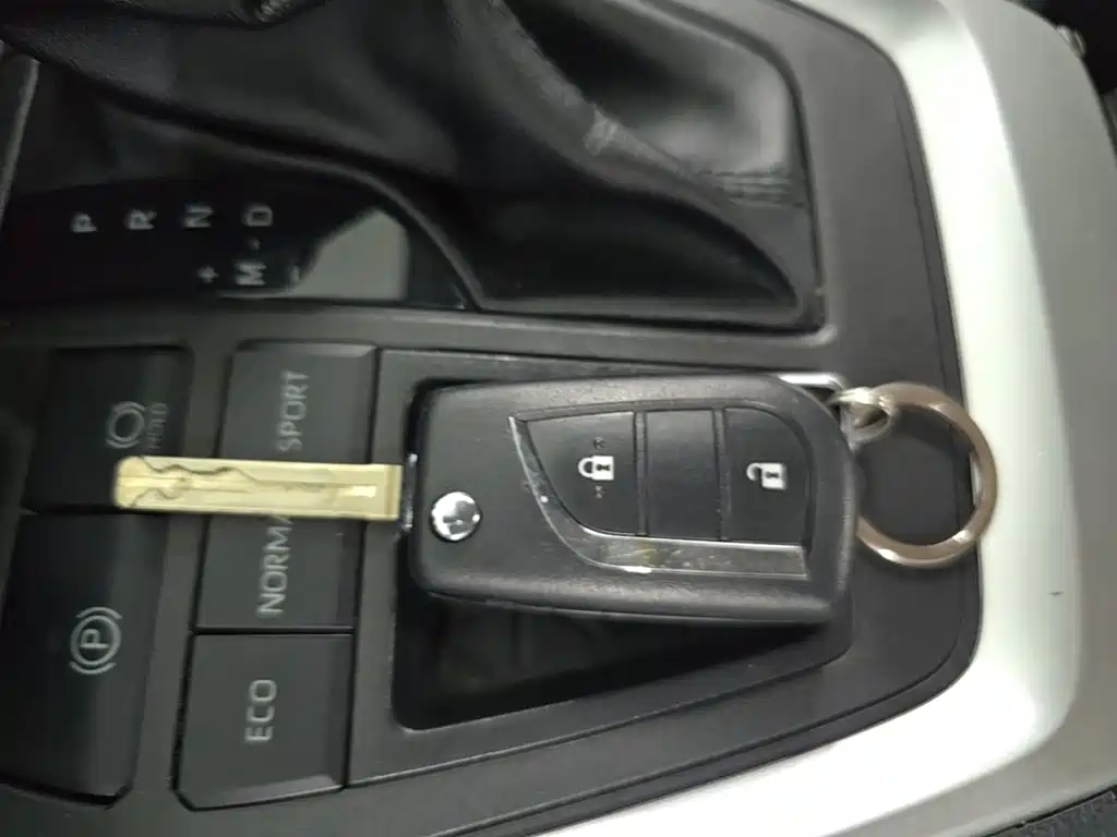 Toyota RAV4 — миниатюра 9