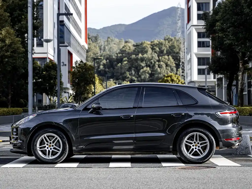PORSCHE MACAN