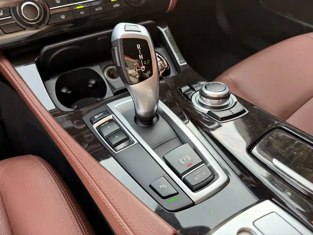 BMW 5 Series — миниатюра 9