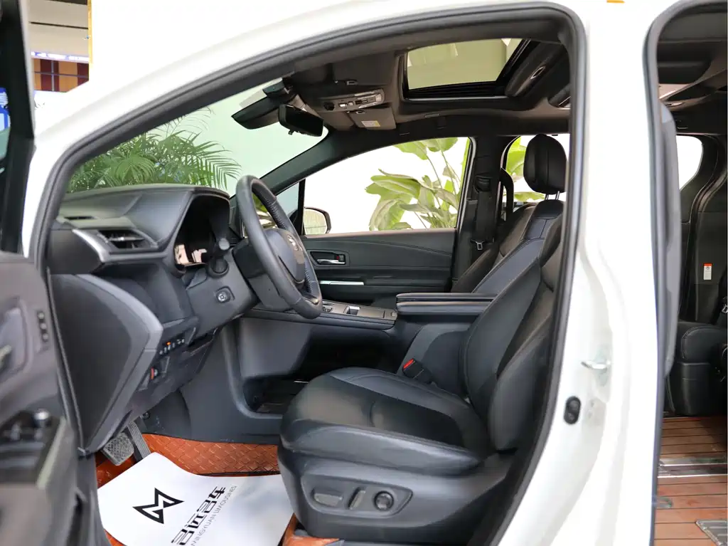Toyota Granvia 2022 2.5L Flagship
