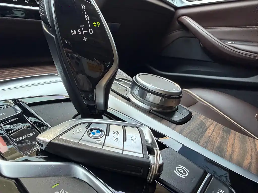 BMW 5 Series — миниатюра 12