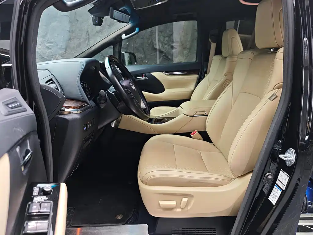 Toyota Alphard — миниатюра 7