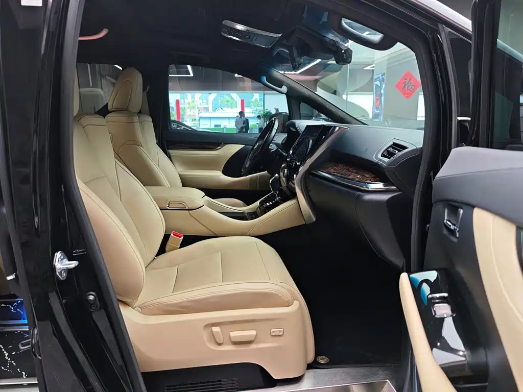 Toyota Alphard — миниатюра 8