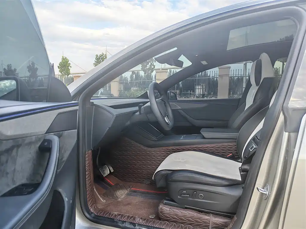Tesla Model Y L — миниатюра 4
