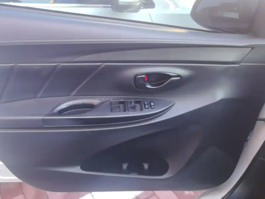 Toyota Yaris L — миниатюра 6