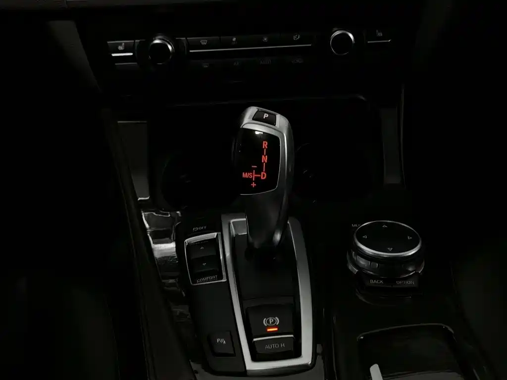 BMW 5 Series — миниатюра 13