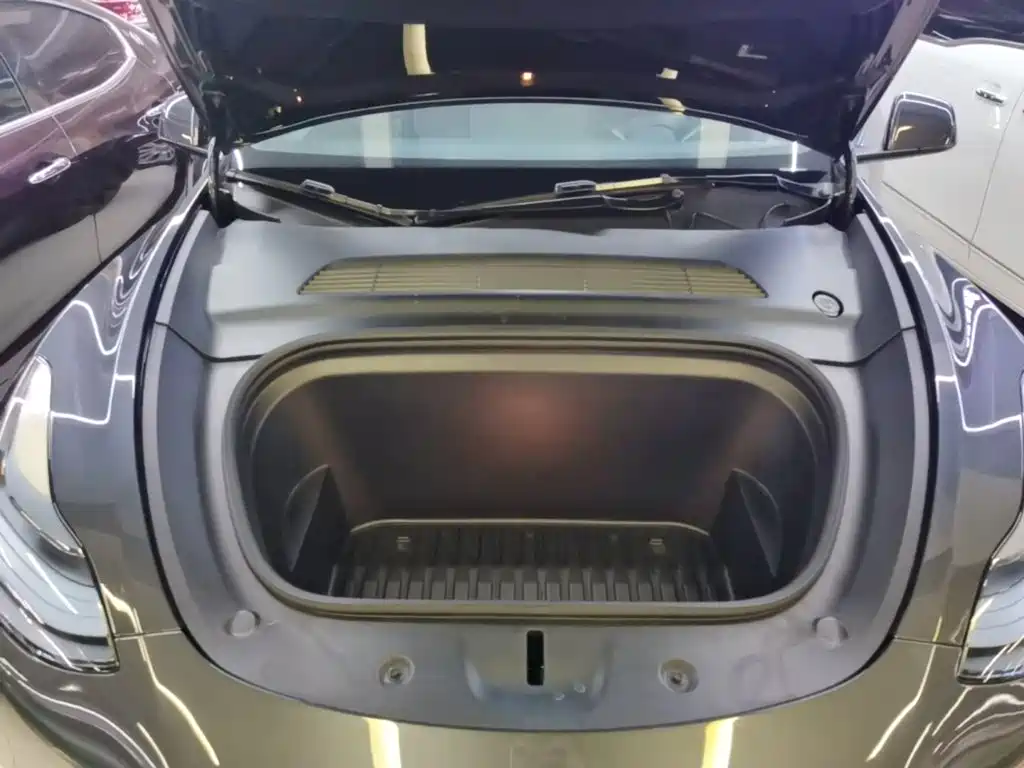 Tesla Model Y — миниатюра 20
