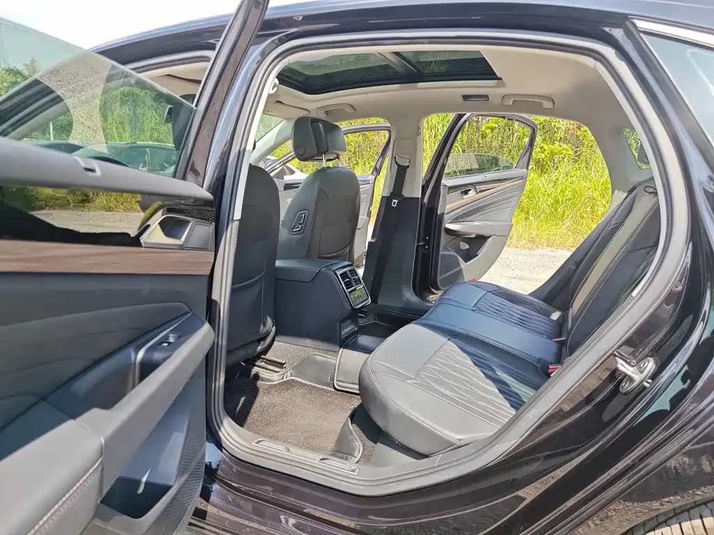 Volkswagen Passat PHEV — миниатюра 8