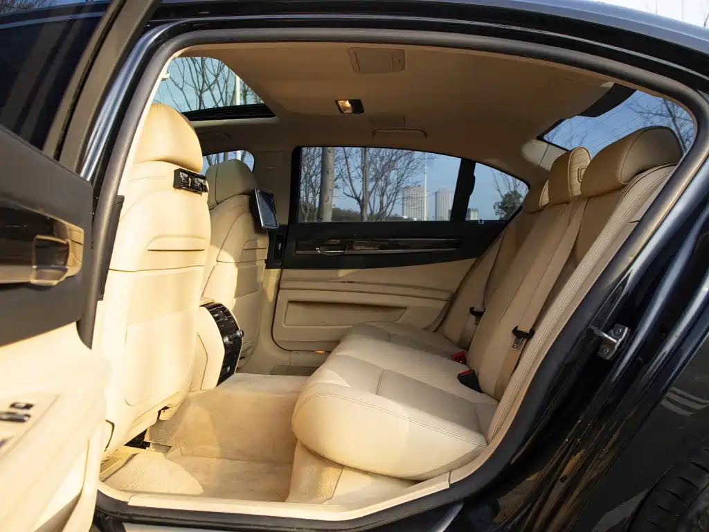 BMW 7 Series — миниатюра 12
