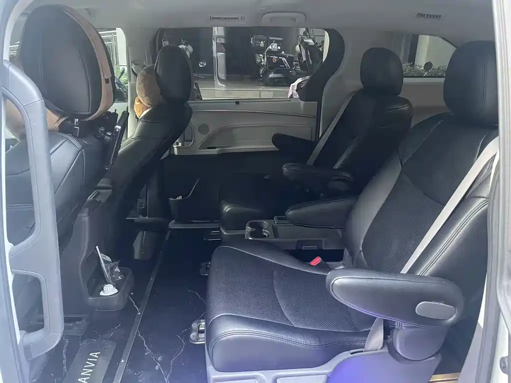 Toyota Granvia — миниатюра 3