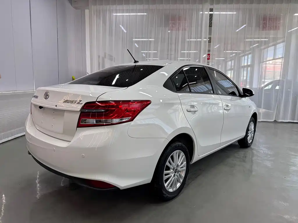 Toyota Yaris L - фото 6