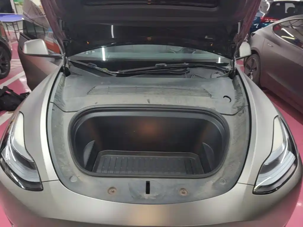 Tesla Model Y — миниатюра 20