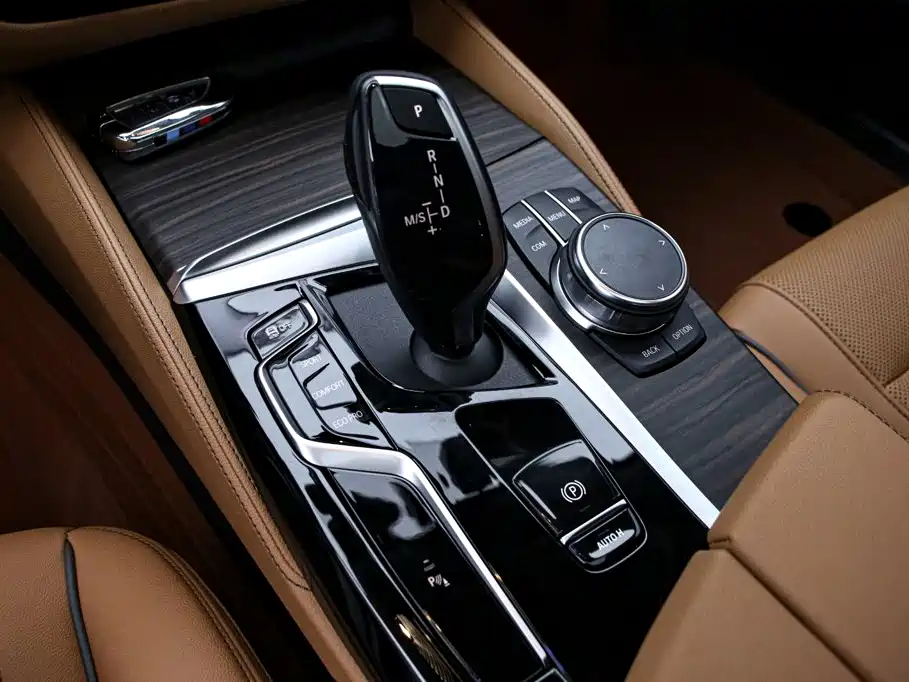 BMW 5 Series — миниатюра 10