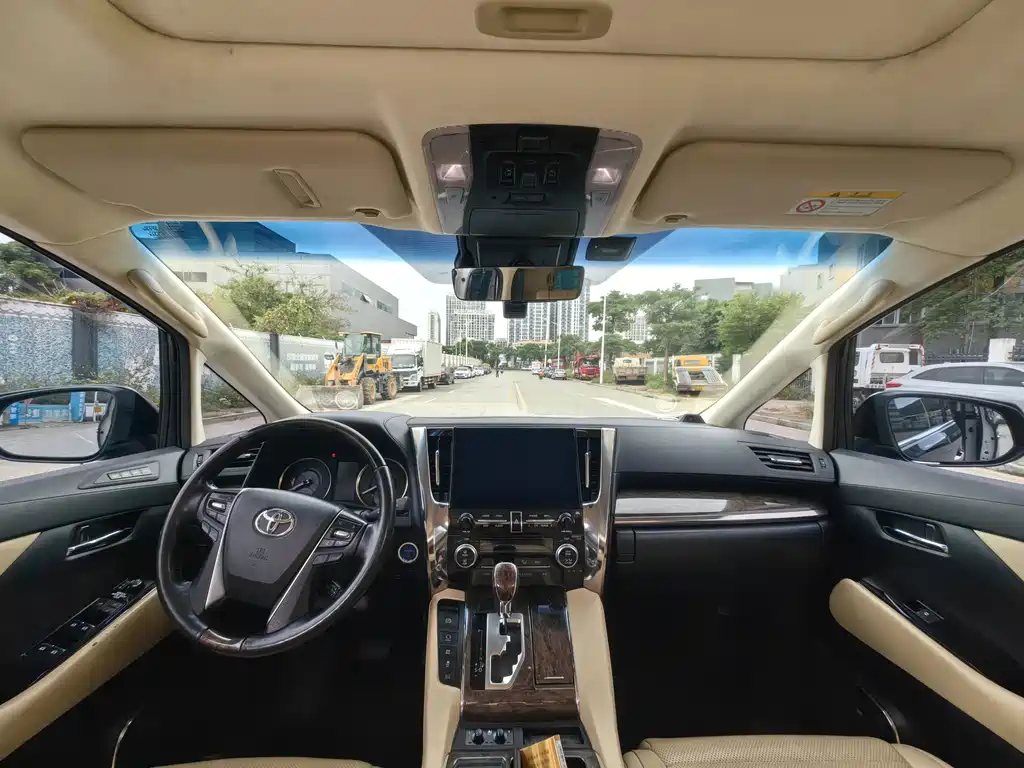 Toyota Alphard — миниатюра 4
