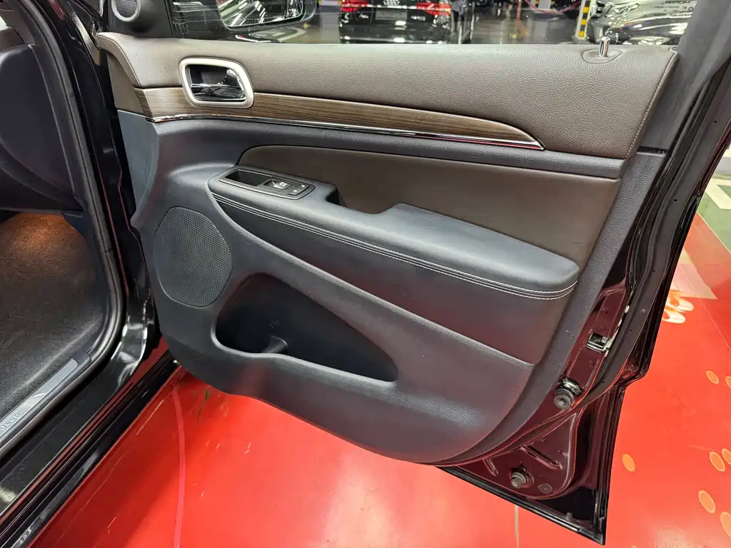 Jeep Grand Cherokee (Import) 3.6L Luxury Navigation Edition, фото 37