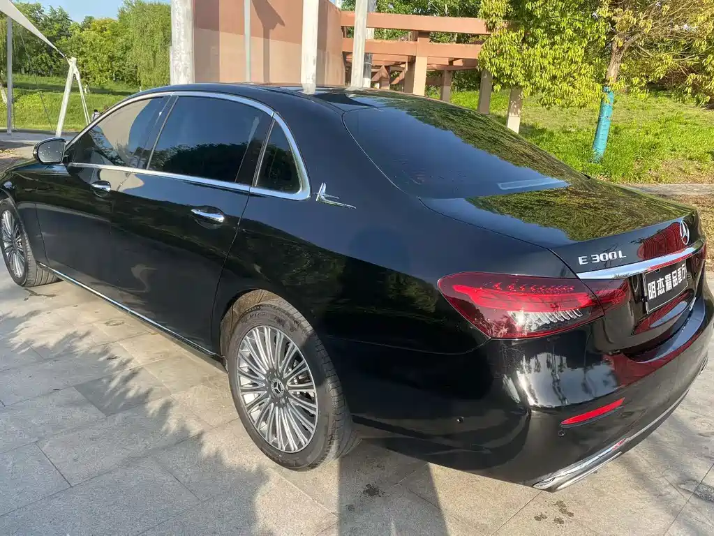 Mercedes-Benz E-Class — миниатюра 7