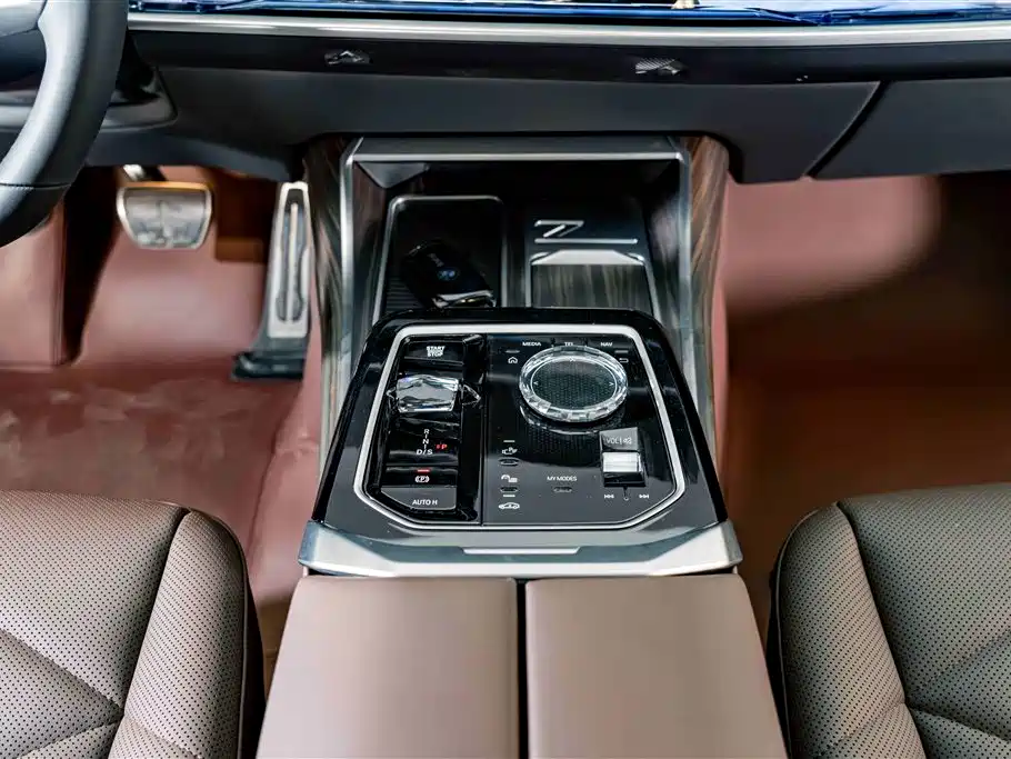 BMW 7 Series — миниатюра 12