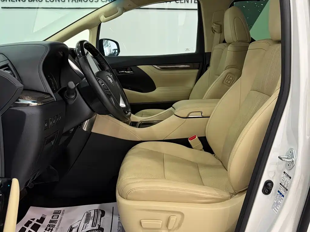Toyota Alphard — миниатюра 7