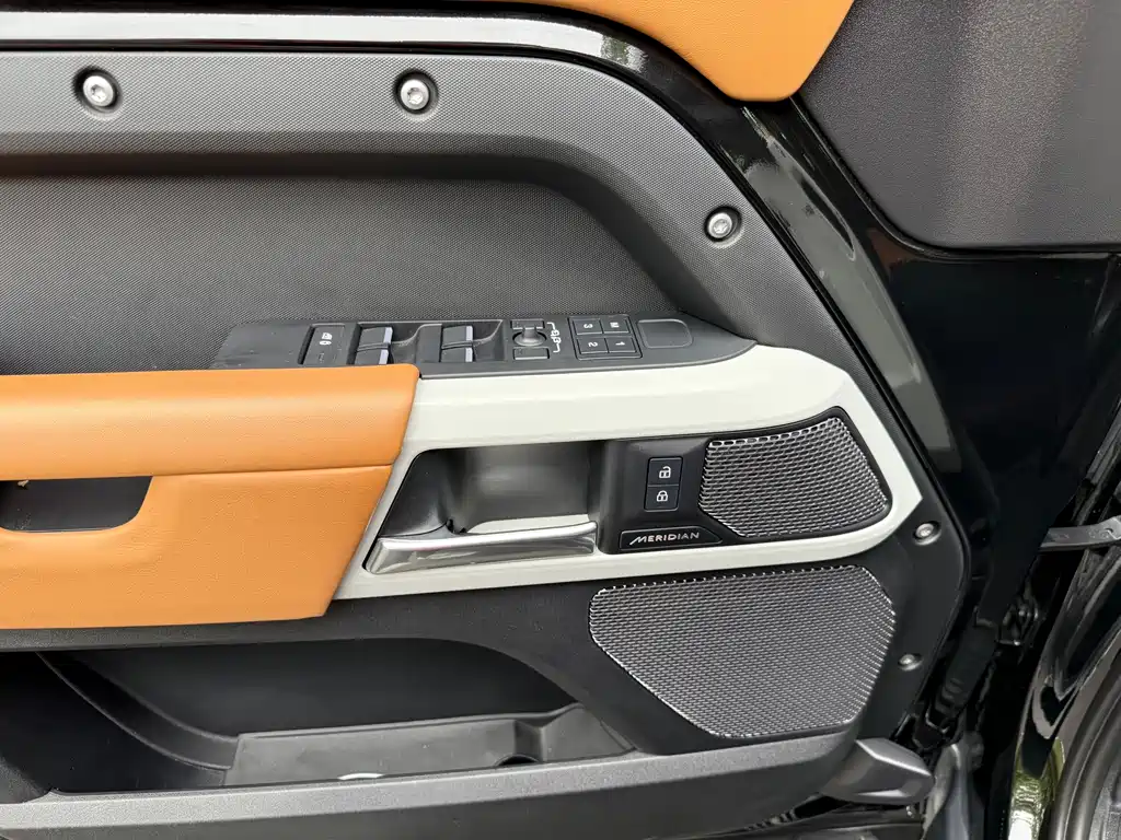 Land Rover Defender — миниатюра 9