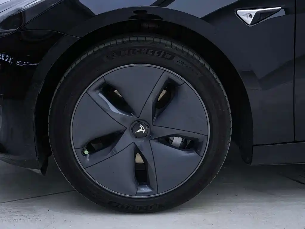 Tesla Model 3 — миниатюра 10