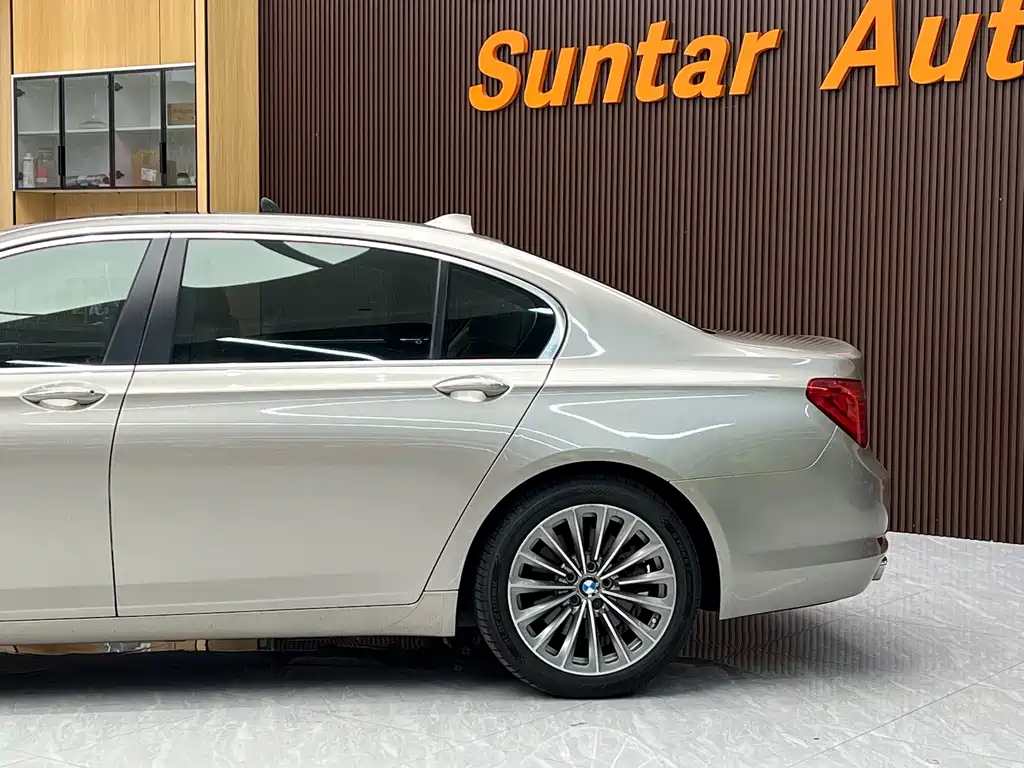 BMW 7 Series — миниатюра 14