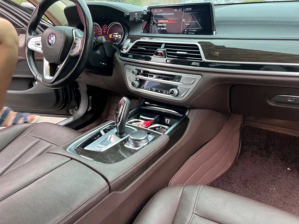 BMW 7 Series — миниатюра 14