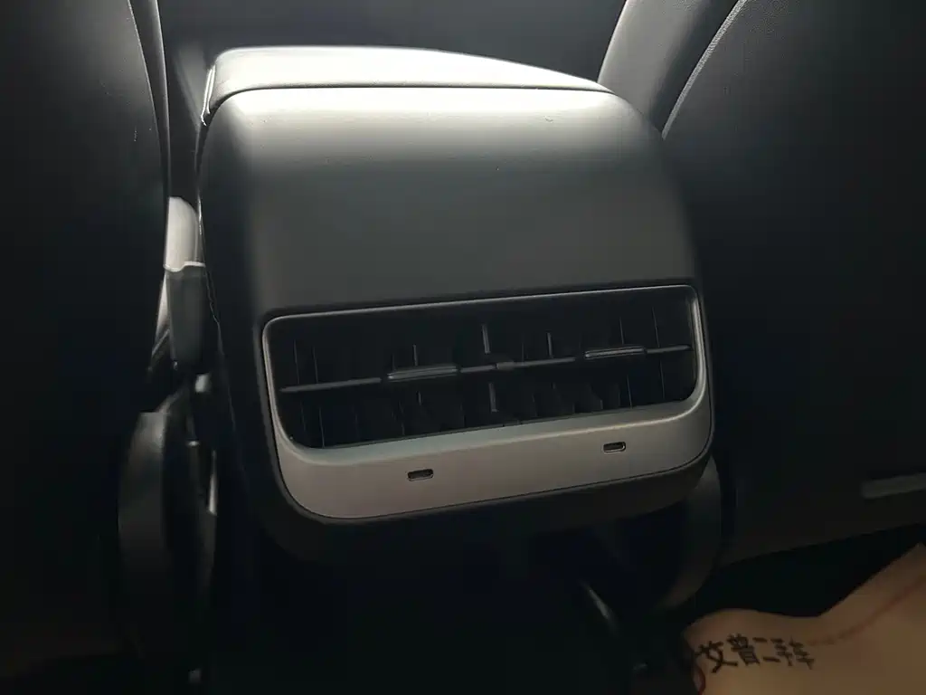 Tesla Model Y — миниатюра 18
