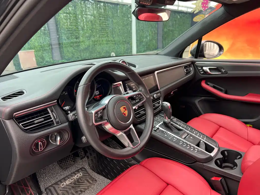 PORSCHE MACAN