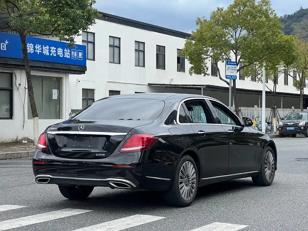 MERCEDES-BENZ E CLASS