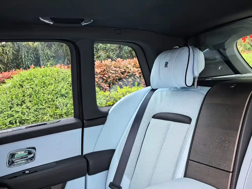 Rolls-Royce Cullinan 2024 мест