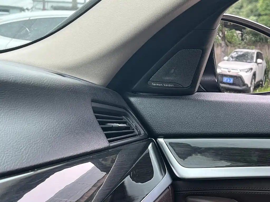 BMW 5 Series — миниатюра 13