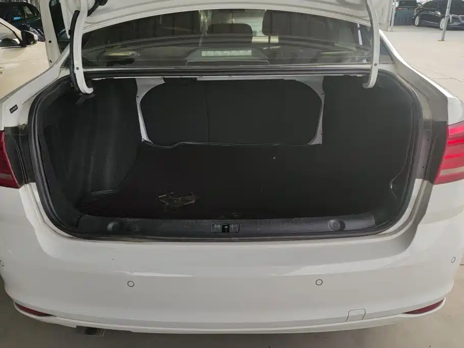 Volkswagen Lavida — миниатюра 4