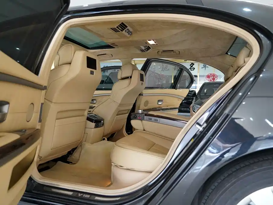 BMW 7 Series — миниатюра 6
