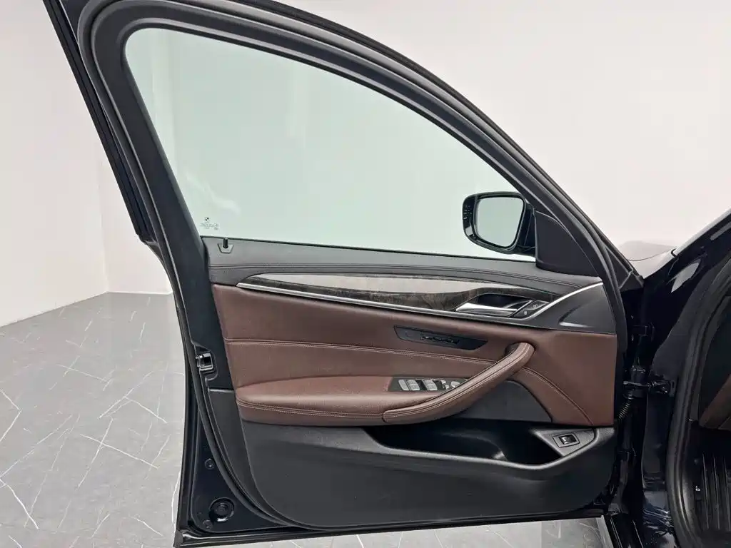 BMW 5 Series — миниатюра 12
