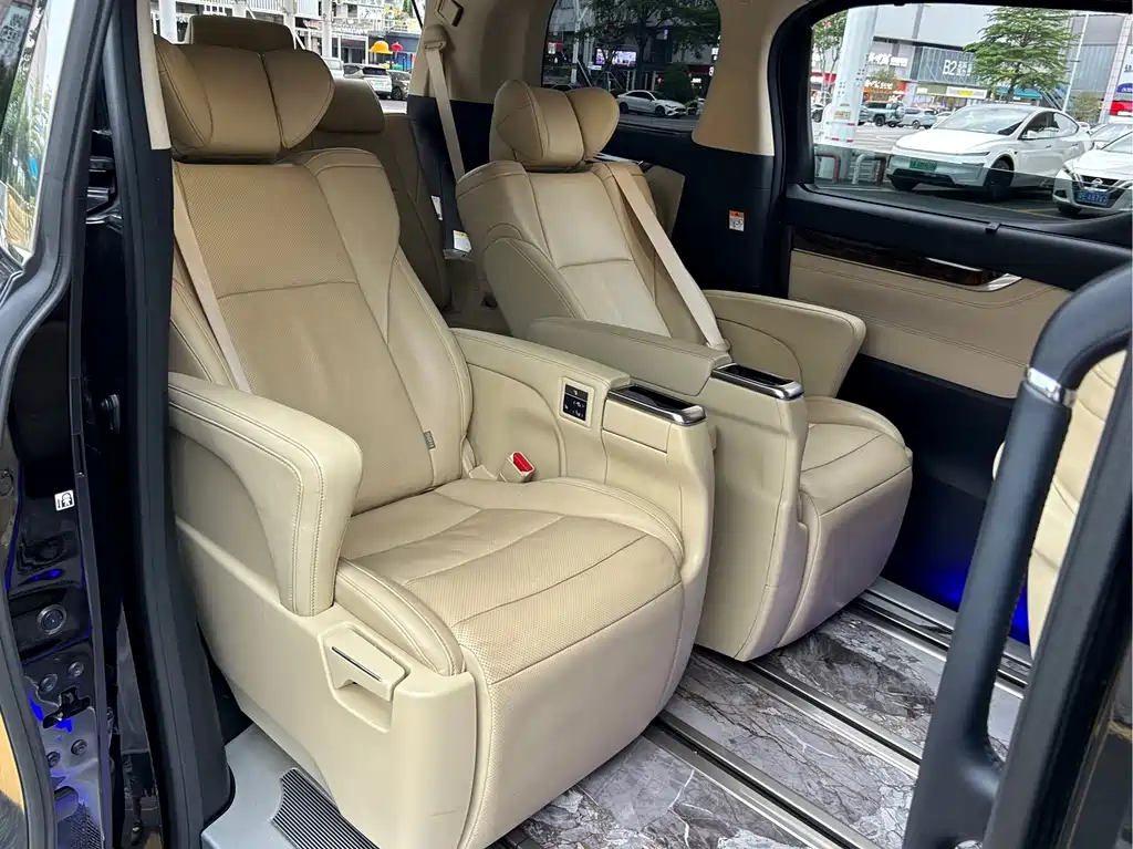 Toyota Alphard — миниатюра 15