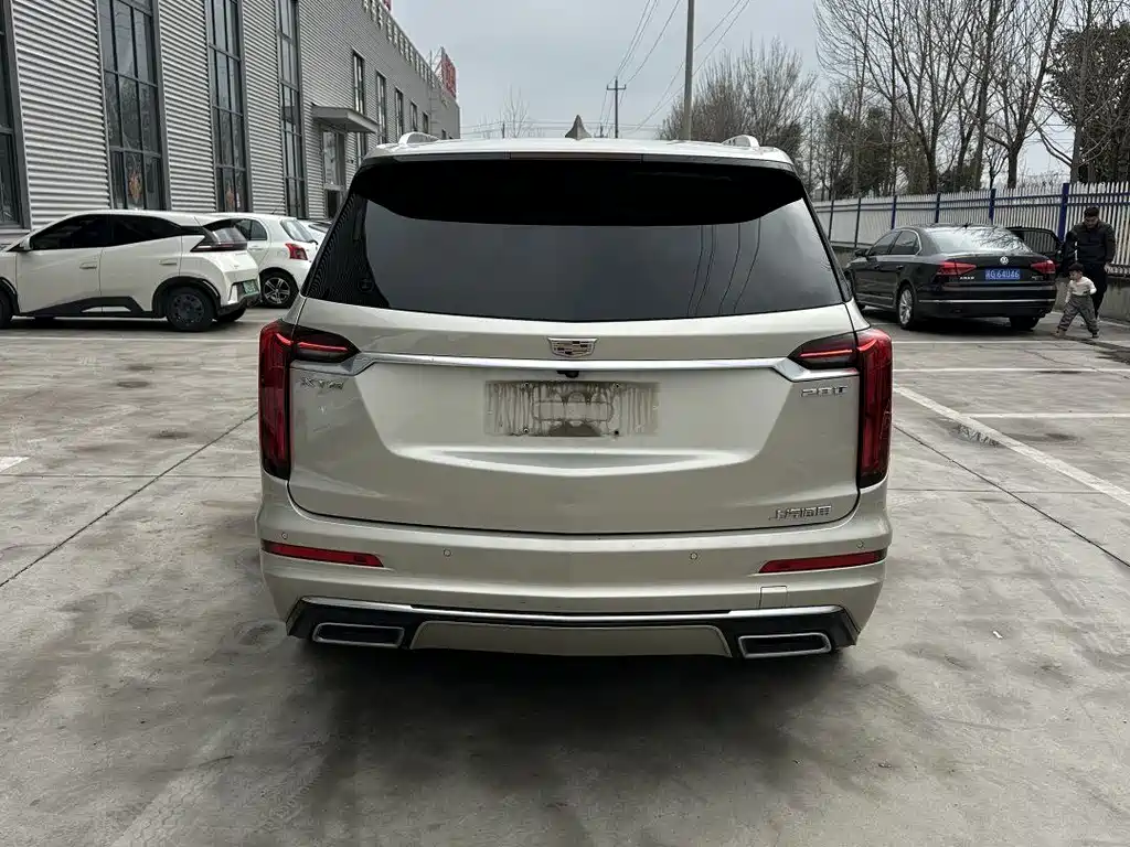 CADILLAC XT6