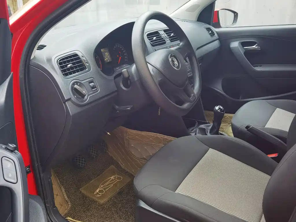 Volkswagen Polo 2016 1.4L MT