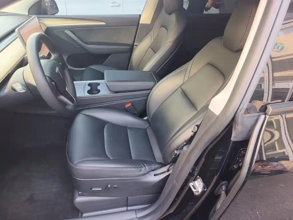 Tesla Model Y — миниатюра 15