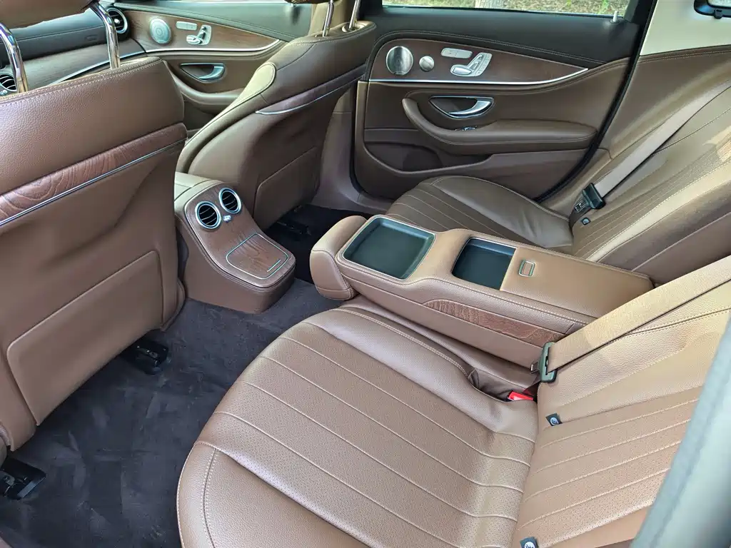 Mercedes-Benz E-Class — миниатюра 31