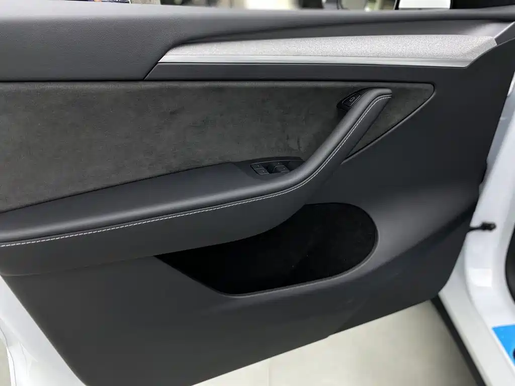 Tesla Model Y — миниатюра 18