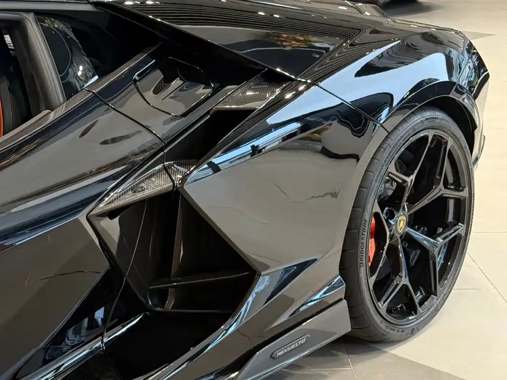 Lamborghini Revuelto — миниатюра 18