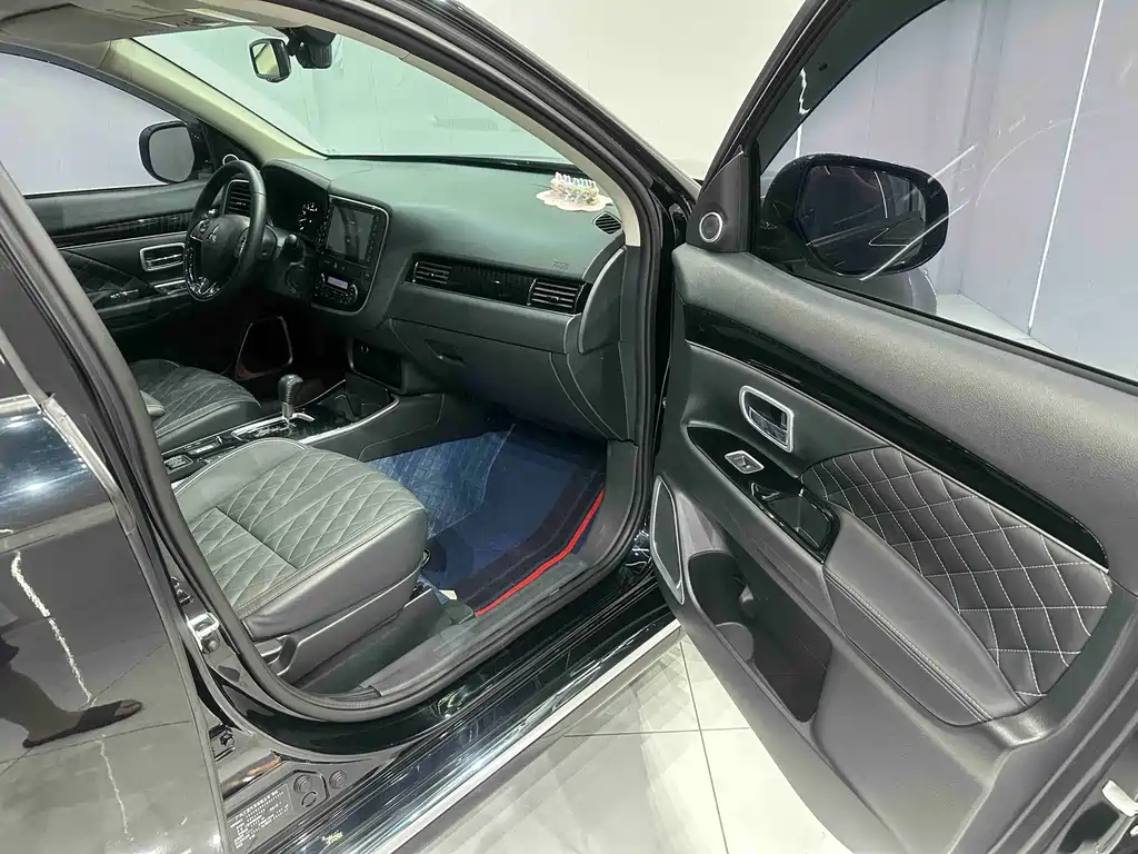 Mitsubishi Outlander — миниатюра 18