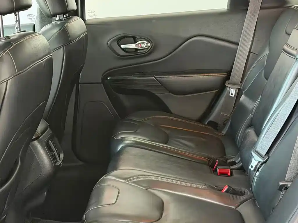 Jeep Cherokee (Import) — миниатюра 14